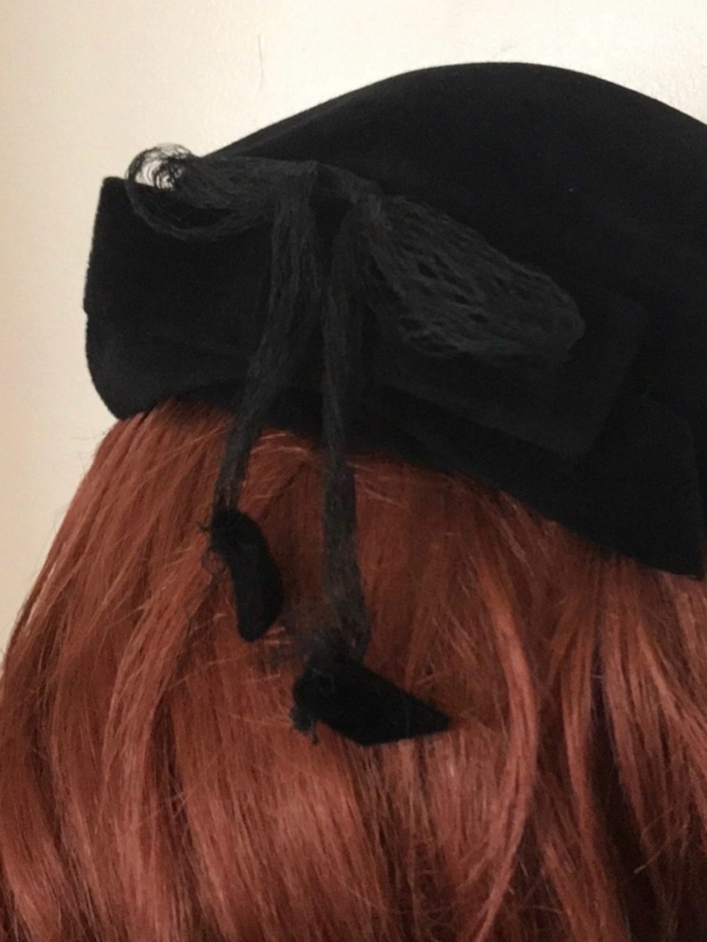 1950s Black Velvet Beret with Gold Crystal Floral Brooch - Picture 4 of 8